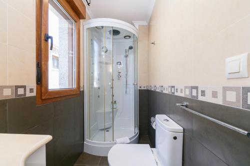 a bathroom with a shower and a toilet at Fantástico chalet junto al mar by CABANA Rentals in Sanxenxo