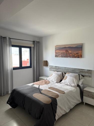 una camera da letto con un letto grande e una finestra di Casa Lucia 2 a Cotillo