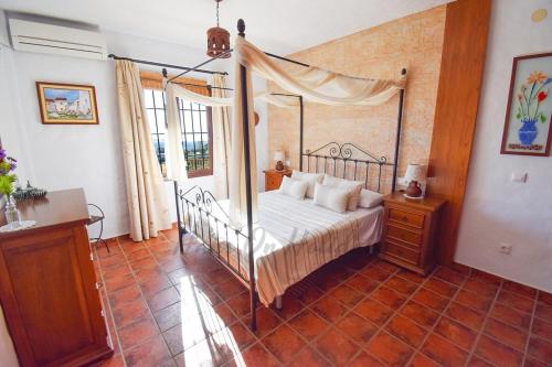 En eller flere senge i et værelse på Villa Las Piedras, Frigiliana Luxury Country villa with pool and parking HansOnHoliday Rentals