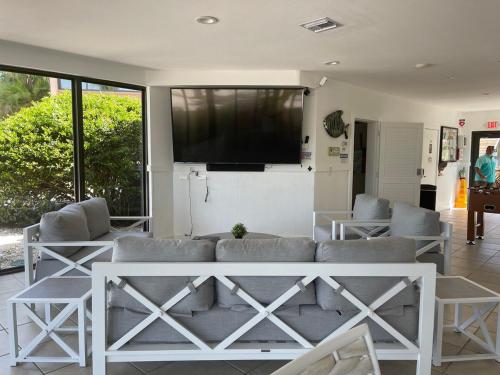 Μια τηλεόραση ή/και κέντρο ψυχαγωγίας στο Waterfront Key Largo Condo A210 Sunsets