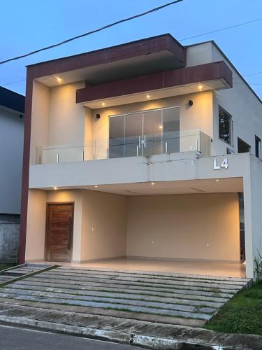ベレンにあるCOP 30 Casa Recanto do Lagoのバルコニーと私道付きの家