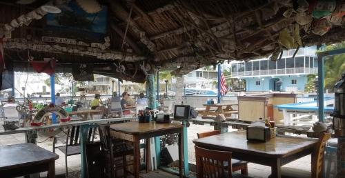 Εστιατόριο ή άλλο μέρος για φαγητό στο Waterfront Key Largo Condo A210 Sunsets
