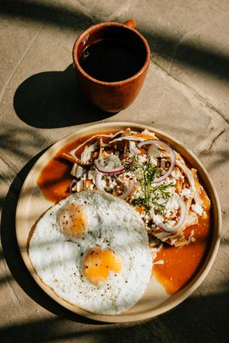 een bord eten met eieren op tafel bij Spira Hotel in Oaxaca City