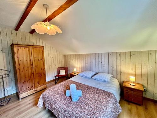 - une chambre avec un lit doté de 2 sièges bleus dans l'établissement Pré Ferry - gîte au coeur de la nature, à Gérardmer