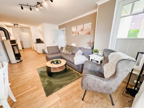 a living room with a couch and a table at Ferienwohnung Sommerwind in Börgerende-Rethwisch