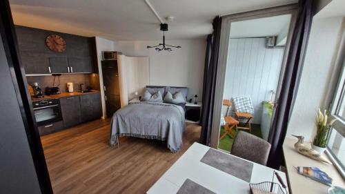 Postel nebo postele na pokoji v ubytování Apartment im Wikingturm - Panoramablick über die Schlei