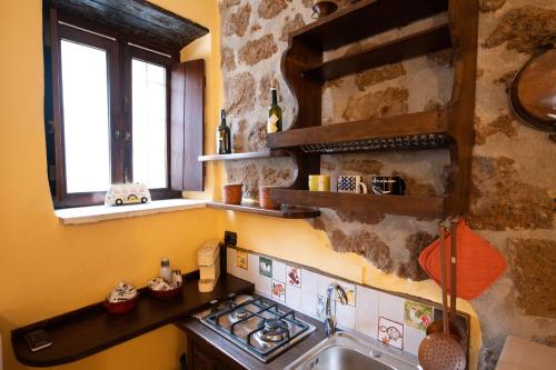 una cucina con lavandino, piano cottura e finestra di Lucky Home a Sutri
