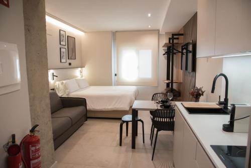 un piccolo appartamento con un letto e una cucina di TUEH TUDELA BALCON DE BARDENAS a Tudela