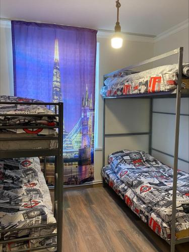 Loft London في غيومري: سريران بطابقين في غرفة بها برج إيفل