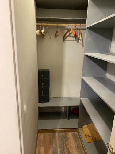 Loft London في غيومري: خزانة ملابس واسعة مزودة بمكتب ورفوف