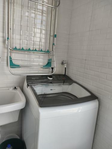 Ένα μπάνιο στο Apartamento em São Lourenço