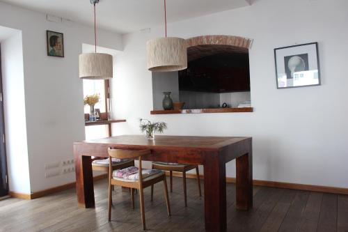 een eetkamer met een houten tafel en stoelen bij Hostal Cristina in Cadaqués