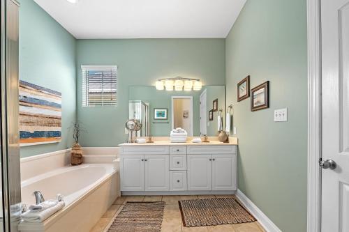 un baño con bañera y lavabo en Gems by the Sea, en Gulf Highlands