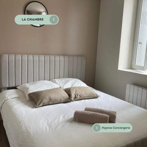 - un lit avec des draps blancs et 2 oreillers dans l'établissement Le Premier Pas, départ du Saint Jacques, au Puy-en-Velay