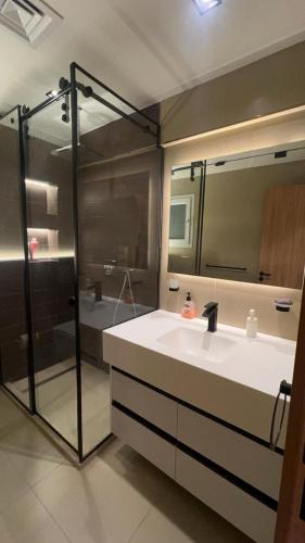 Ένα μπάνιο στο Hotel apartment at Mountain View I city compound