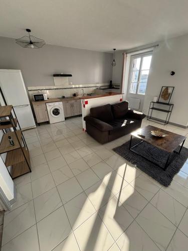 un salon avec un canapé et une table dans l'établissement Appartement proche de la gare et du centre ville, à Valence