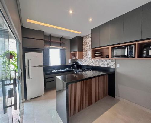 COP 30 Casa Recanto do Lagoにあるキッチンまたは簡易キッチン