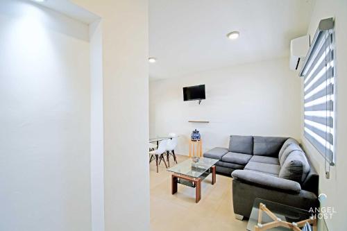 TV a/nebo společenská místnost v ubytování Stylish Homes & Comfy Pool Oasis