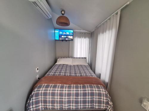Well Equipped Studio FOR NON-SMOKING GUESTS ONLY CITQ ЗO9467にあるベッド