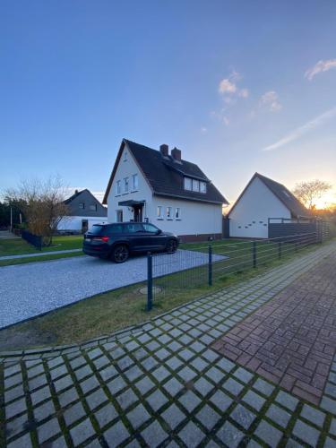 a car parked in front of a house at HEIDEmarie in Walle