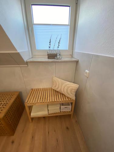a small room with a bench under a window at HEIDEmarie in Walle