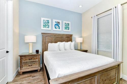 a bedroom with a large bed and two lamps at Margaritaville Cottages Orlando with H2O Waterpark by Rentyl in Kissimmee