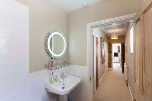 Et badeværelse på Luxury Peak District Home - 2 miles from Ashbourne