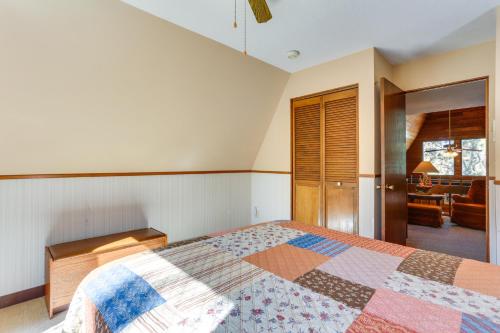 Ein Bett oder Betten in einem Zimmer der Unterkunft Cozy Black Hills Nature Retreat with Private Deck!