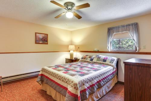 Ein Bett oder Betten in einem Zimmer der Unterkunft Cozy Black Hills Nature Retreat with Private Deck!