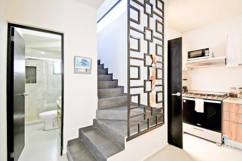 una scala in un bagno accanto a una cucina di Stylish Homes & Comfy Pool Oasis a La Paz