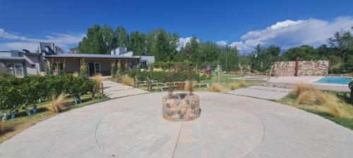 a large courtyard with a garden and a building at Alojamiento Traslaviña in Vista Flores