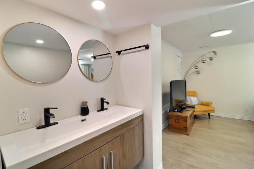 a bathroom with a sink and a mirror at Charming Twin Room & Parking in Saint-Bruno-de-Montarville
