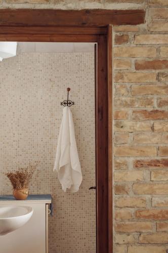 a towel hanging on the wall of a bathroom at Agriturismo Via del Campo in Pianella