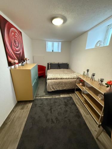 une petite chambre avec un lit et un bureau dans l'établissement Larkon, à Huningue