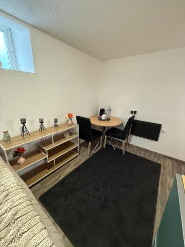 une pièce avec une table et des chaises dans une pièce dans l'établissement Larkon, à Huningue