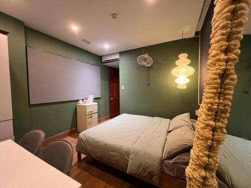 Postel nebo postele na pokoji v ubytování MEOW Hotel & Cafe 2