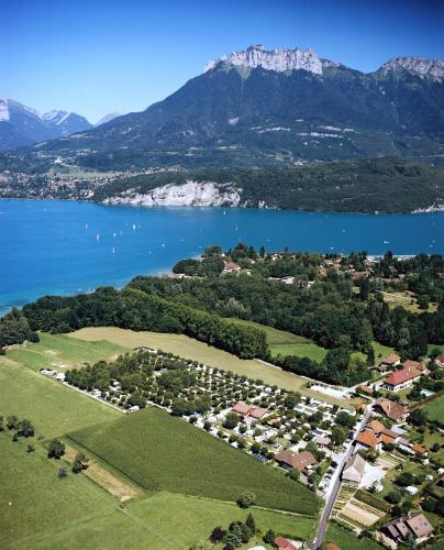 - une vue aérienne sur une ville avec un lac et des montagnes dans l'établissement Camping Le Solitaire du Lac, à Saint-Jorioz