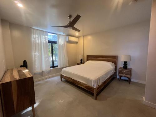 Ένα ή περισσότερα κρεβάτια σε δωμάτιο στο Mayatai Beach Villa - Elegant 2BR Beachfront with Stunning Ocean Views