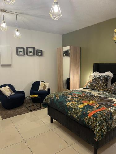 Honey M Appart في سكولكر: غرفة نوم بها سرير وكرسيين