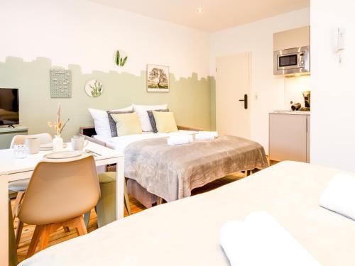a bedroom with a bed and a desk and a table at OH KEY Apartments - unlock your stay - Zentral in Fulda-City in Fulda