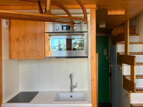 une cuisine avec un évier et une cuisinière dans l'établissement Triplex · 6 Pers · Mezzanines · Balcon - FR-1-346-525, à Arc 1800