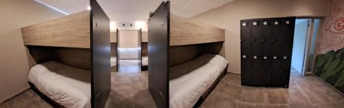 a room with two lockers in a room with at Alojamiento Traslaviña in Vista Flores