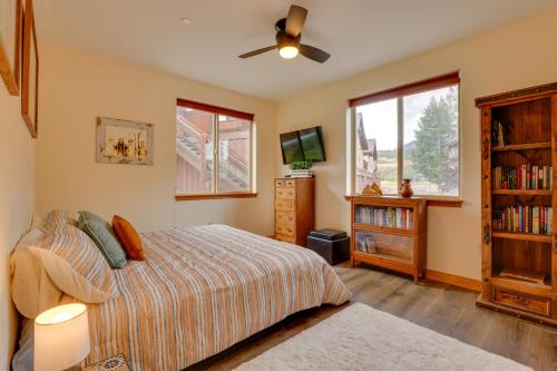 una camera da letto con un letto e un ventilatore a soffitto di Ski and Explore Silverthorne Gem with Hot Tub Access! a Silverthorne