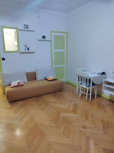 un salon avec un canapé et une table dans l'établissement L'escale Azurienne, à Nice