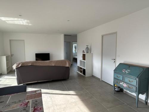 - une chambre avec un lit et une commode dans l'établissement Villa daudet, à Vallon-Pont-dʼArc