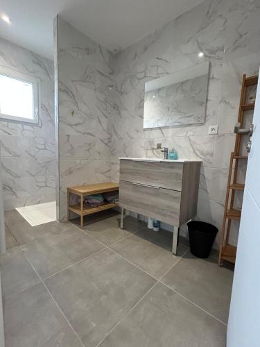 une salle de bain avec un lavabo et un mur en pierre dans l'établissement Villa daudet, à Vallon-Pont-dʼArc