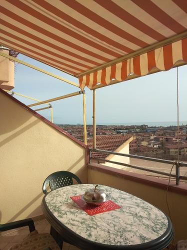 Balkoni atau teres di Casa vacanze con vista mare