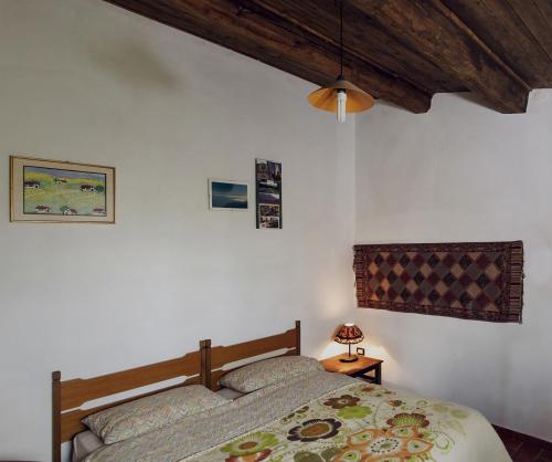 a bedroom with a bed and a wooden ceiling at Agriturismo Via del Campo in Pianella