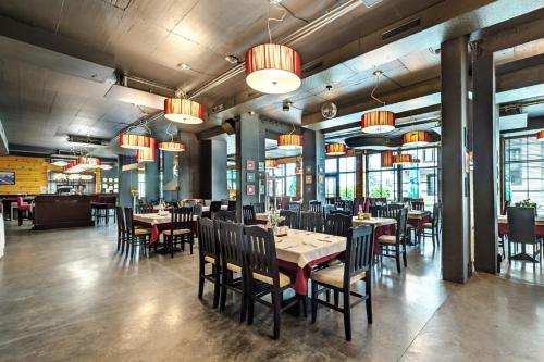 Un restaurante o sitio para comer en Sunny Mountain View apartment