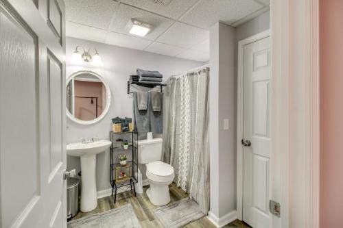 Ένα μπάνιο στο Community Perks Mtn-View Ellijay Cabin with Hot Tub